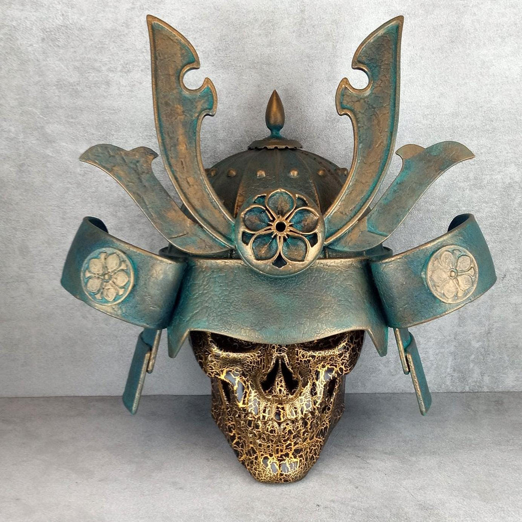 3D-Gold-Samurai-Totenkopf mit gesprungenem Schädel und patiniertem Helm