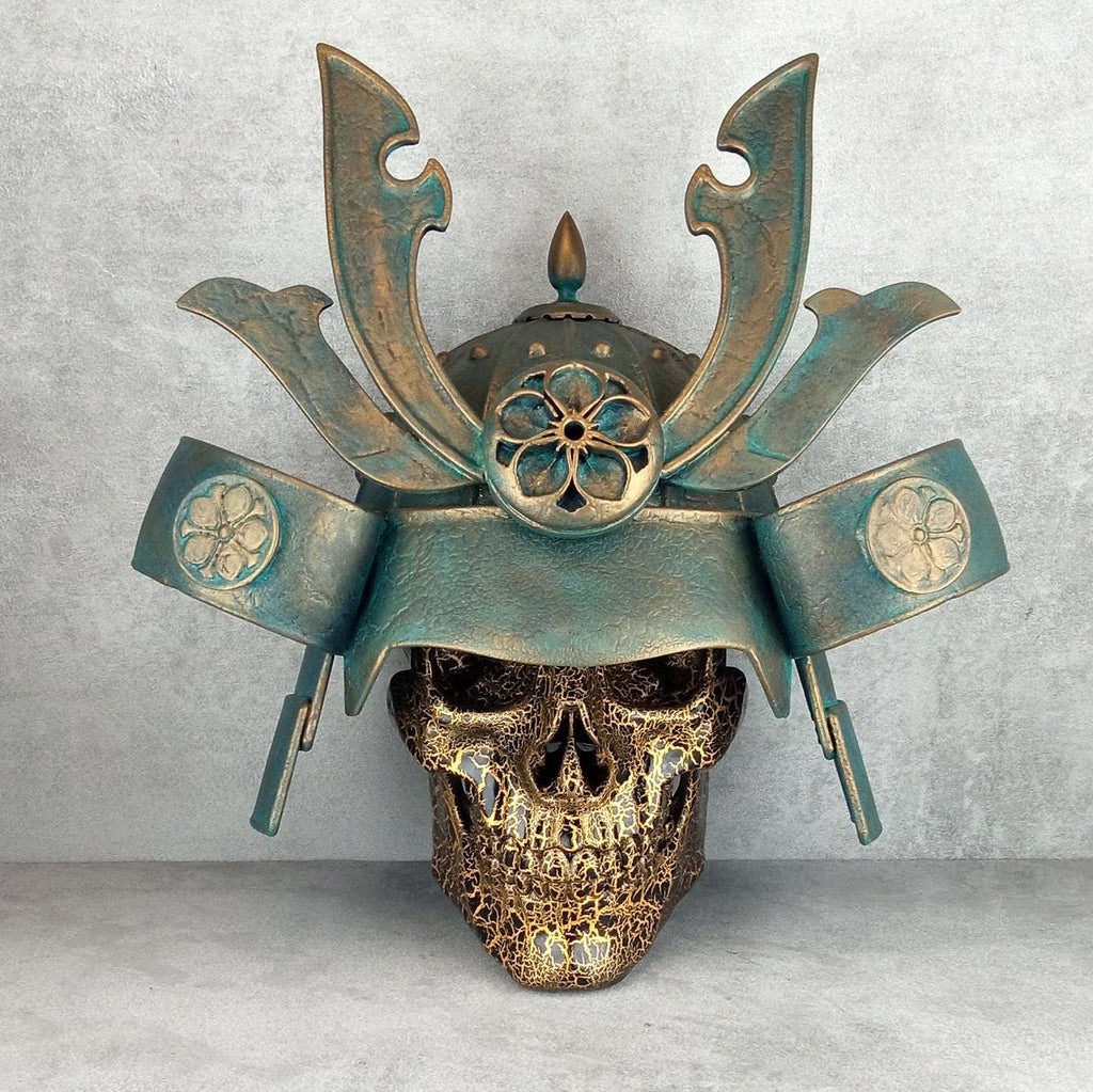 3D-Gold-Samurai-Totenkopf mit gesprungenem Schädel und patiniertem Helm