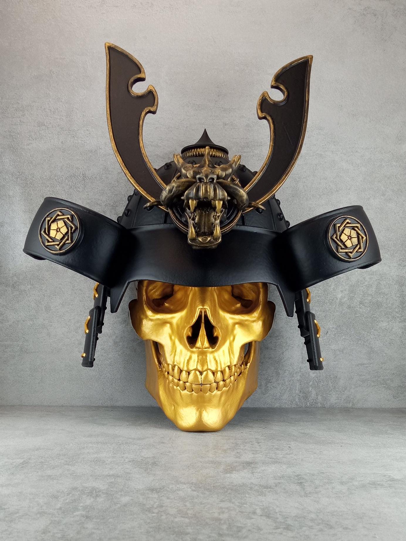 Wanddeko „Samurai-Totenkopf“ (goldfarbener Totenkopf)