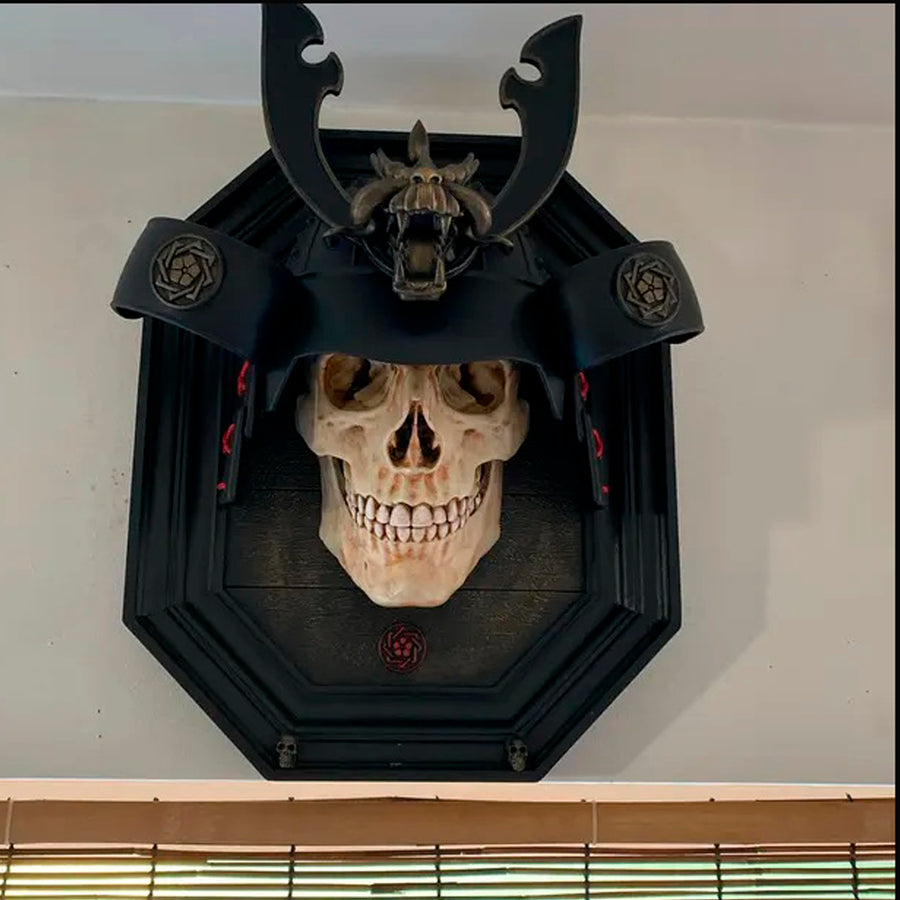 3D-Gold-Samurai-Totenkopf mit gesprungenem Schädel und patiniertem Helm