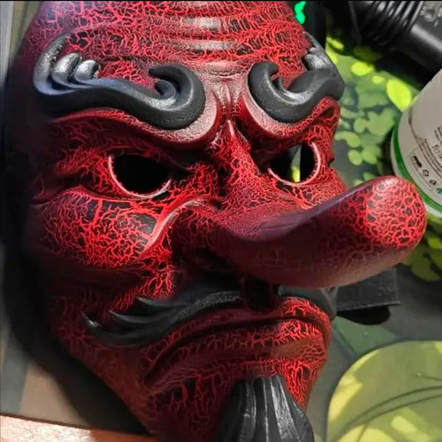 Rote Cracked Tengu-Maske (Vollgesicht)