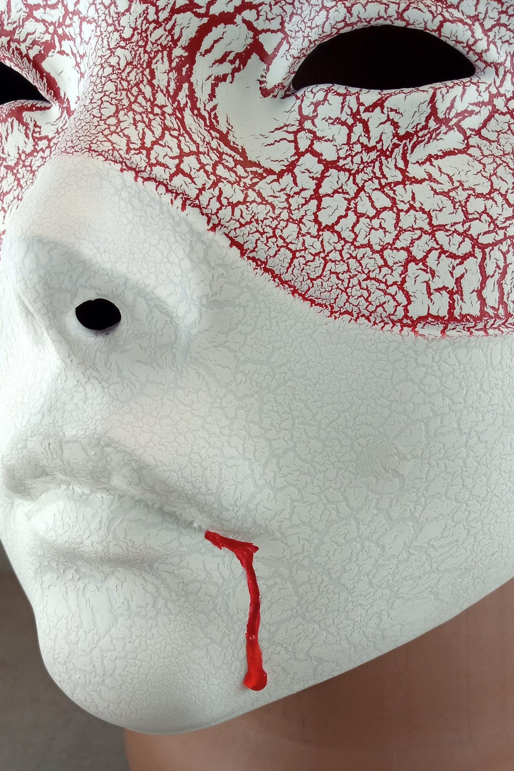 Weiße Geisha-Maske (Hexenmaske) mit roten Rissen – Blut aus dem Mund