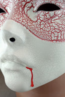 Weiße Geisha-Maske (Hexenmaske) mit roten Rissen – Blut aus dem Mund