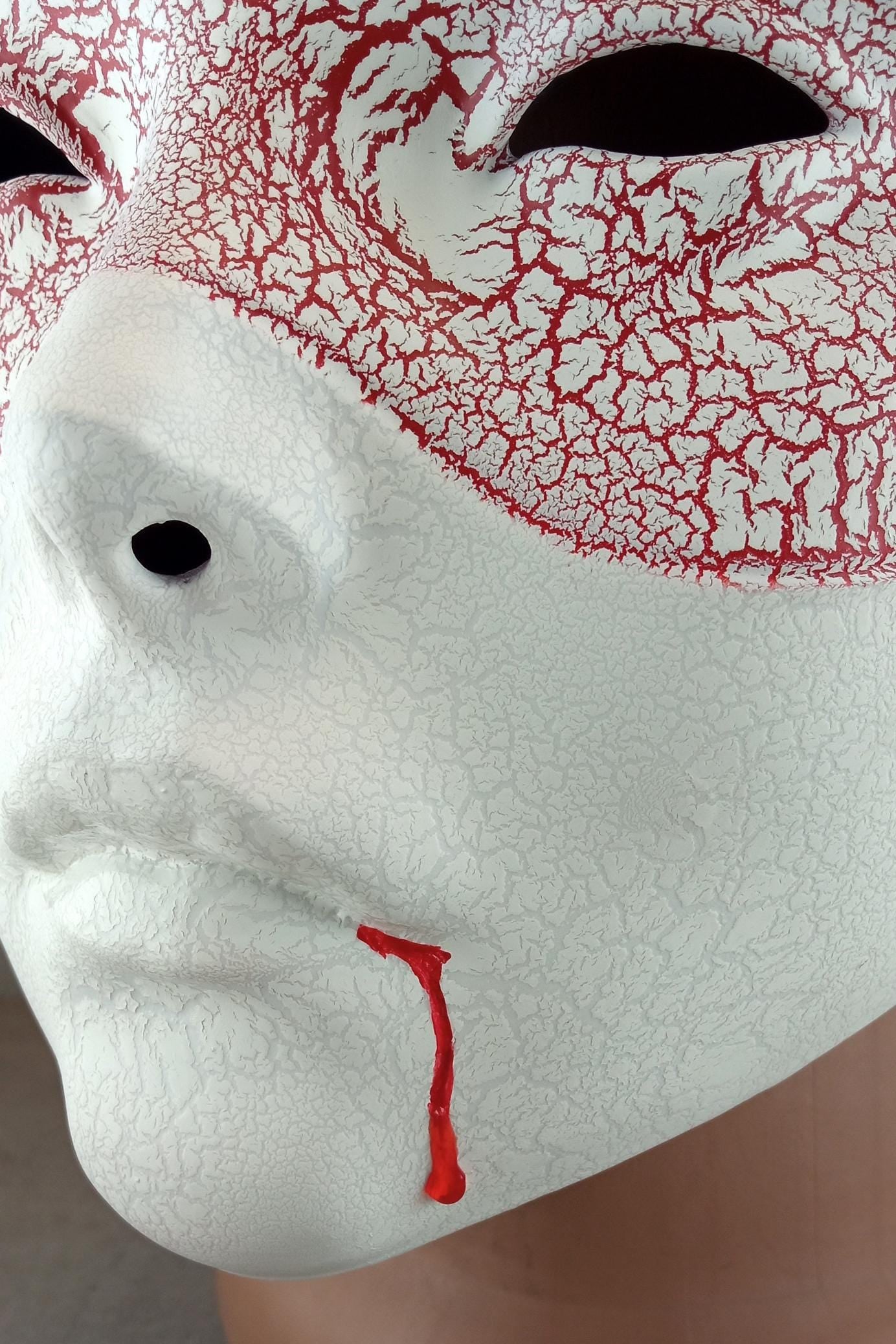 Weiße Geisha-Maske (Hexenmaske) mit roten Rissen – Blut aus dem Mund