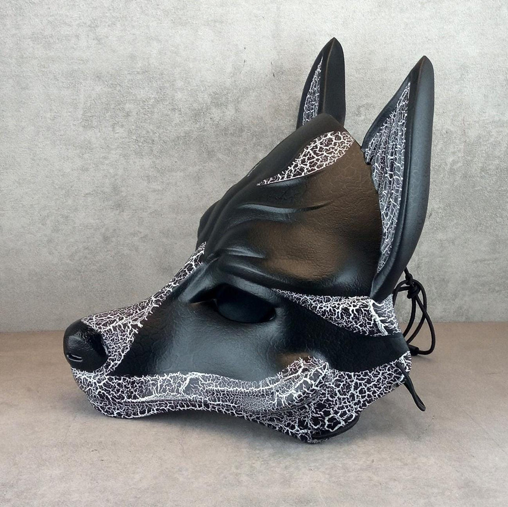 Schwarz-weiße gesprungene Kitsune-Halbmaske (Okami-Stil) – handgefertigte Fuchsgeist-Maske