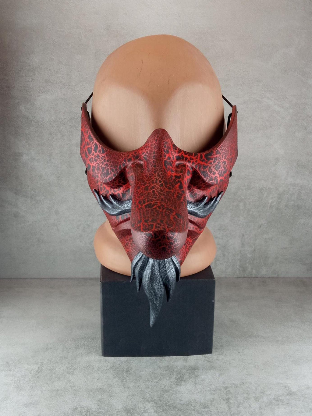 Traditionelle japanische Tengu-Halbmaske – Rot mit Rissen, silbernem Bart und Schnurrbart