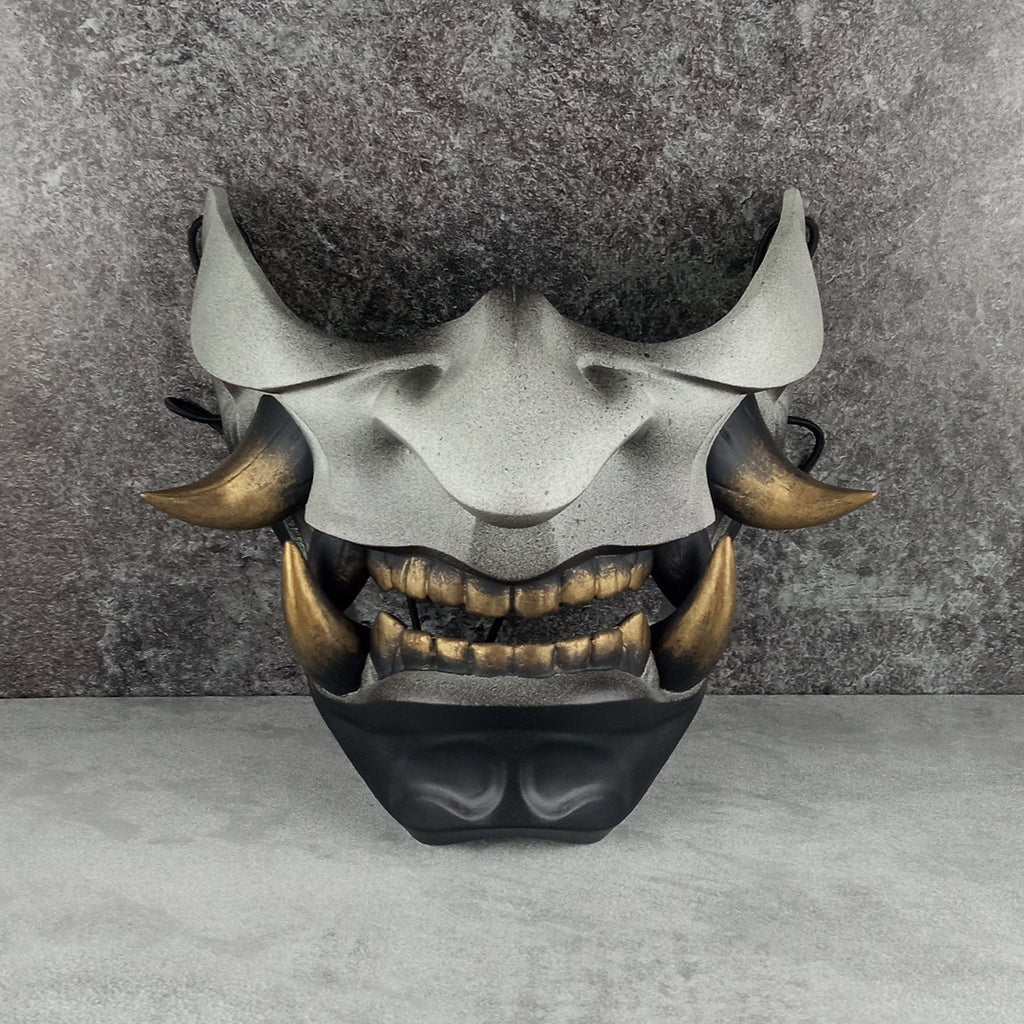Samurai-Halbmaske – Grau mit schwarzem Kinn und bronzenen Reißzähnen