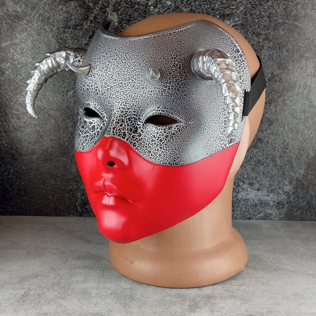 Geisha-Maske, Frauenmaske, mit Hörnern, Hexenmaske, japanische Frauenmaske, rote Maske