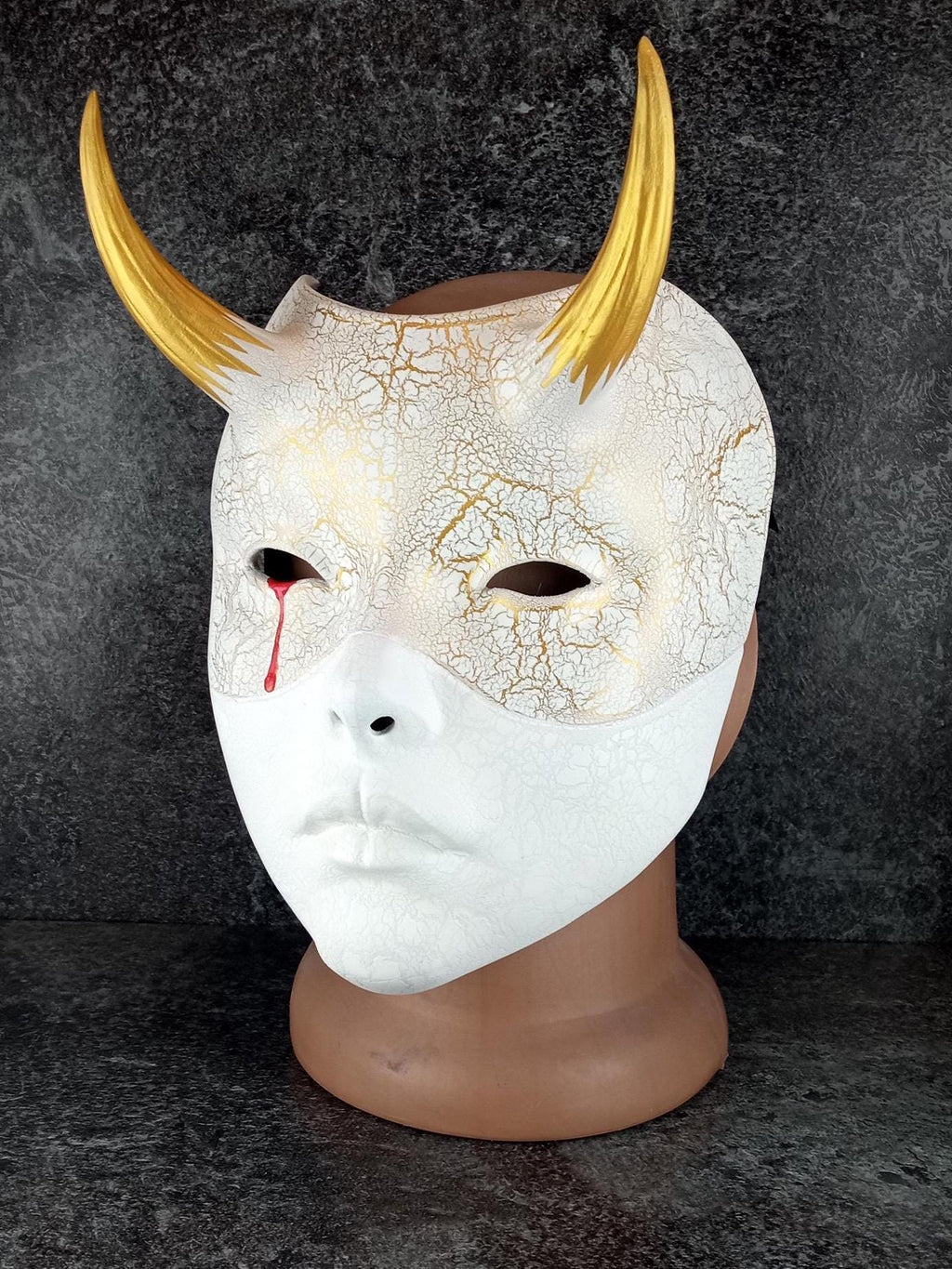 Weiße Geisha-Hexenmaske mit blutiger Träne