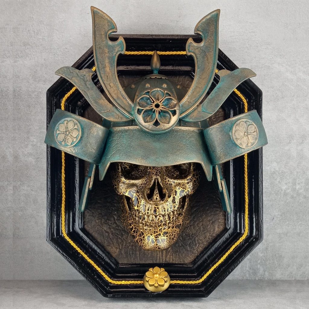 3D-Gold-Samurai-Totenkopf mit gesprungenem Schädel und patiniertem Helm