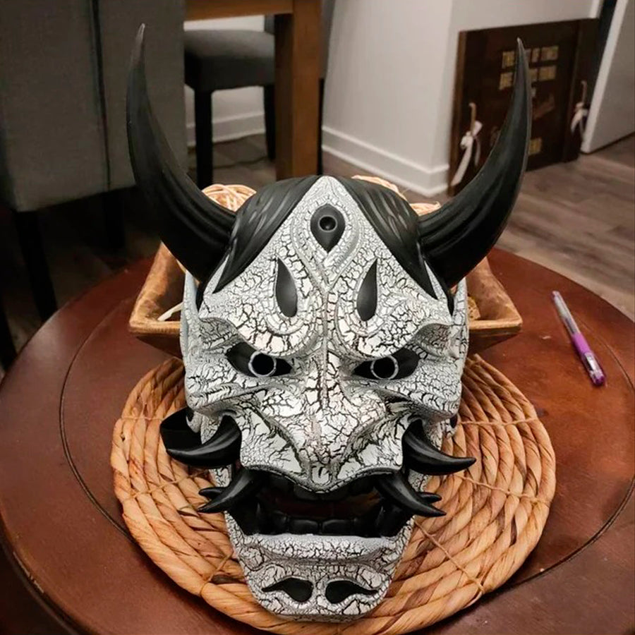 Schwarz-weiße rissige Samurai-Maske mit schwarzen Reißzähnen