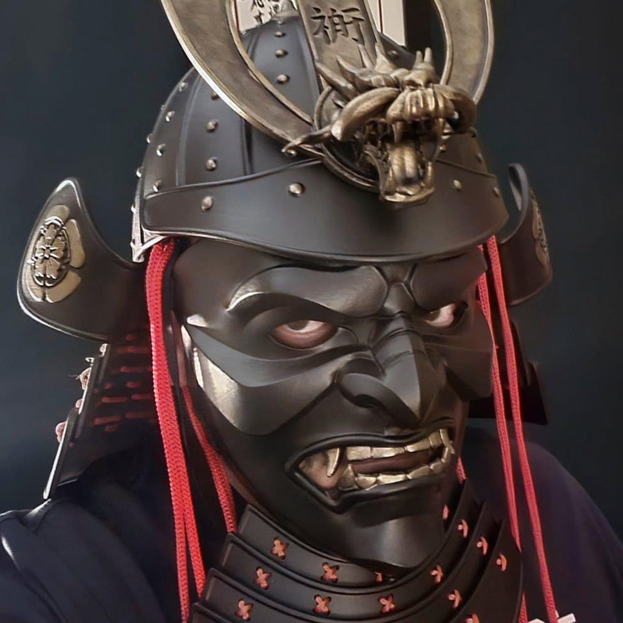 Schwarzer Samurai-Kabuto-Helm mit bronzenen Akzenten und zentralem Oni-Tiger-Emblem