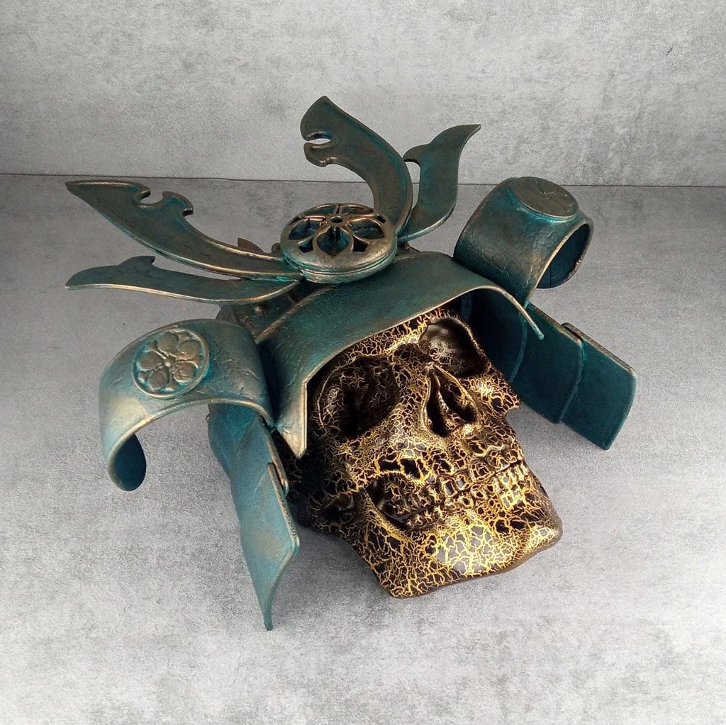 3D-Gold-Samurai-Totenkopf mit gesprungenem Schädel und patiniertem Helm