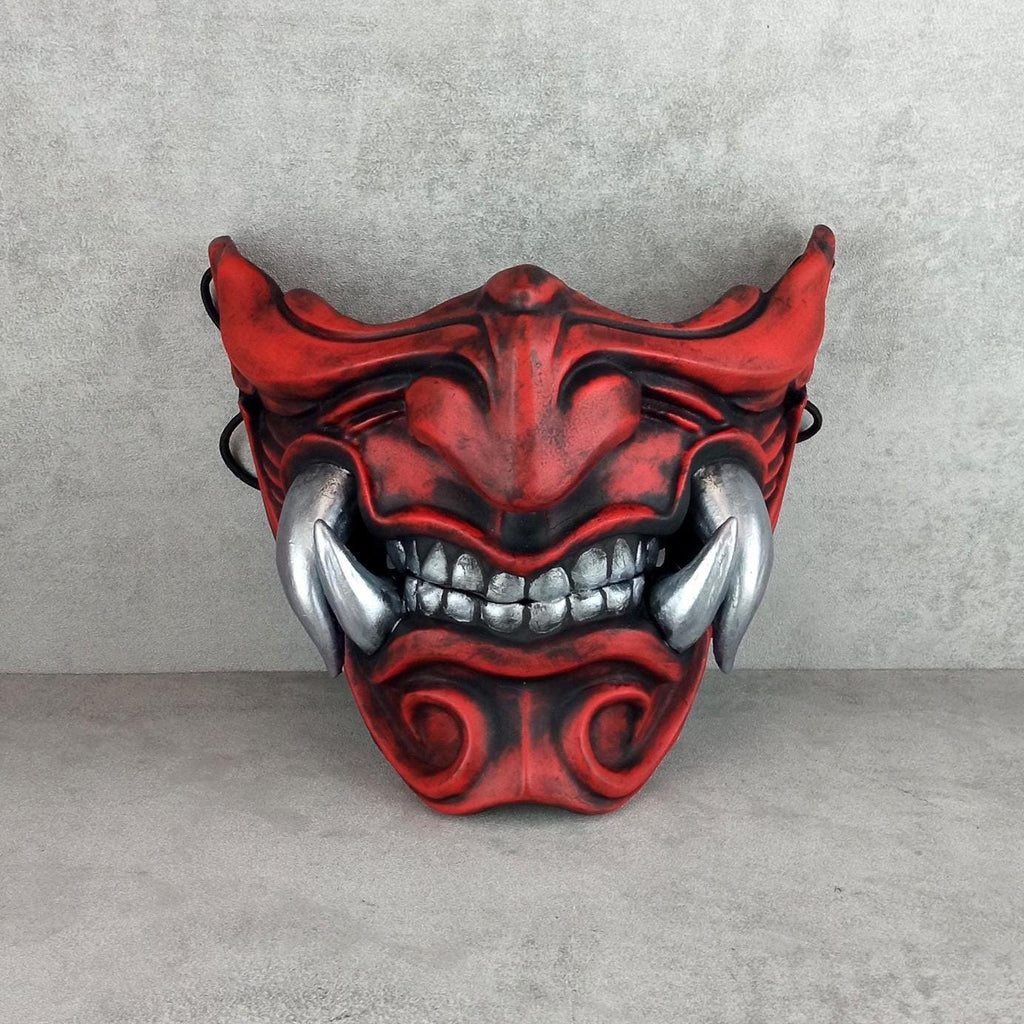 Traditionelle rote Samurai-Halbmaske mit silbernen Reißzähnen