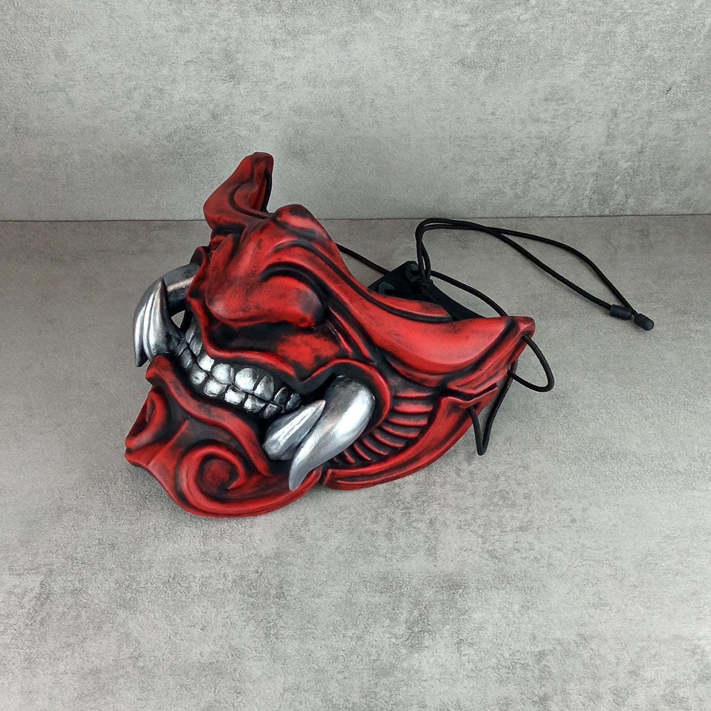 Traditionelle rote Samurai-Halbmaske mit silbernen Reißzähnen
