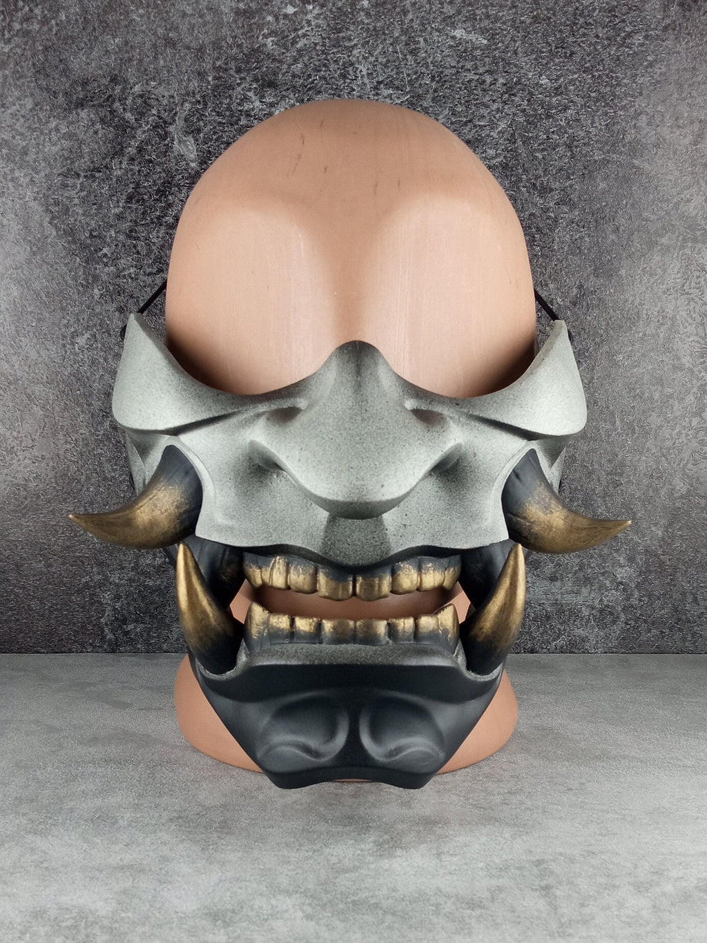 Samurai-Halbmaske – Grau mit schwarzem Kinn und bronzenen Reißzähnen