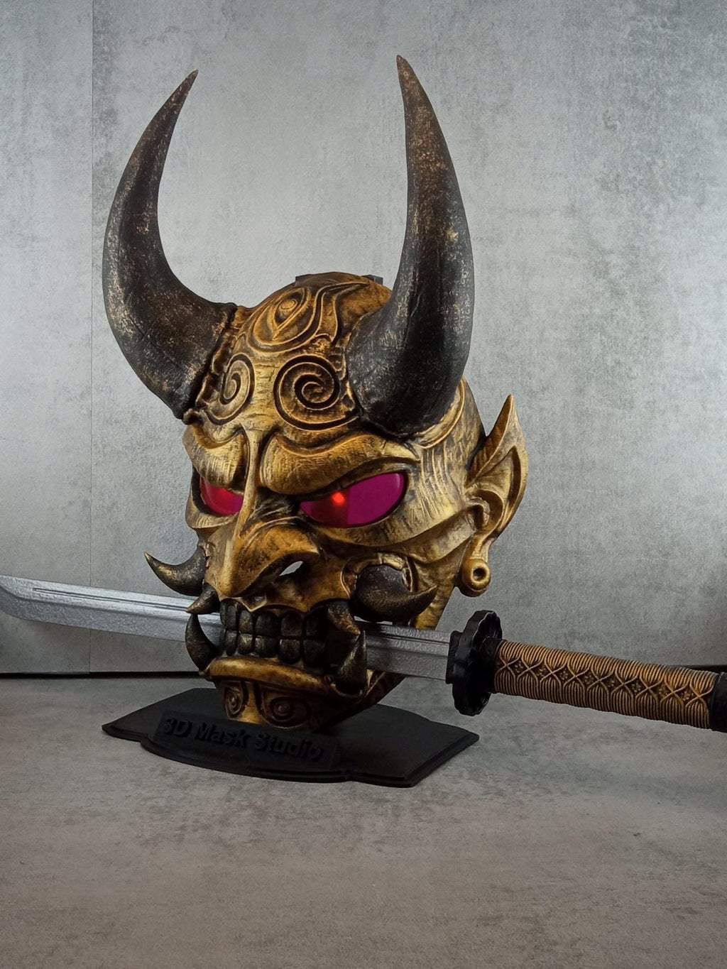 Japanische Oni-Maske mit Lichtern tragbar, Goldene Maske Hannya, Maske mit Samurai-Tanto-Dolch, Dämonenmaske, Wanddekoration, Oni-Maske mit Seil