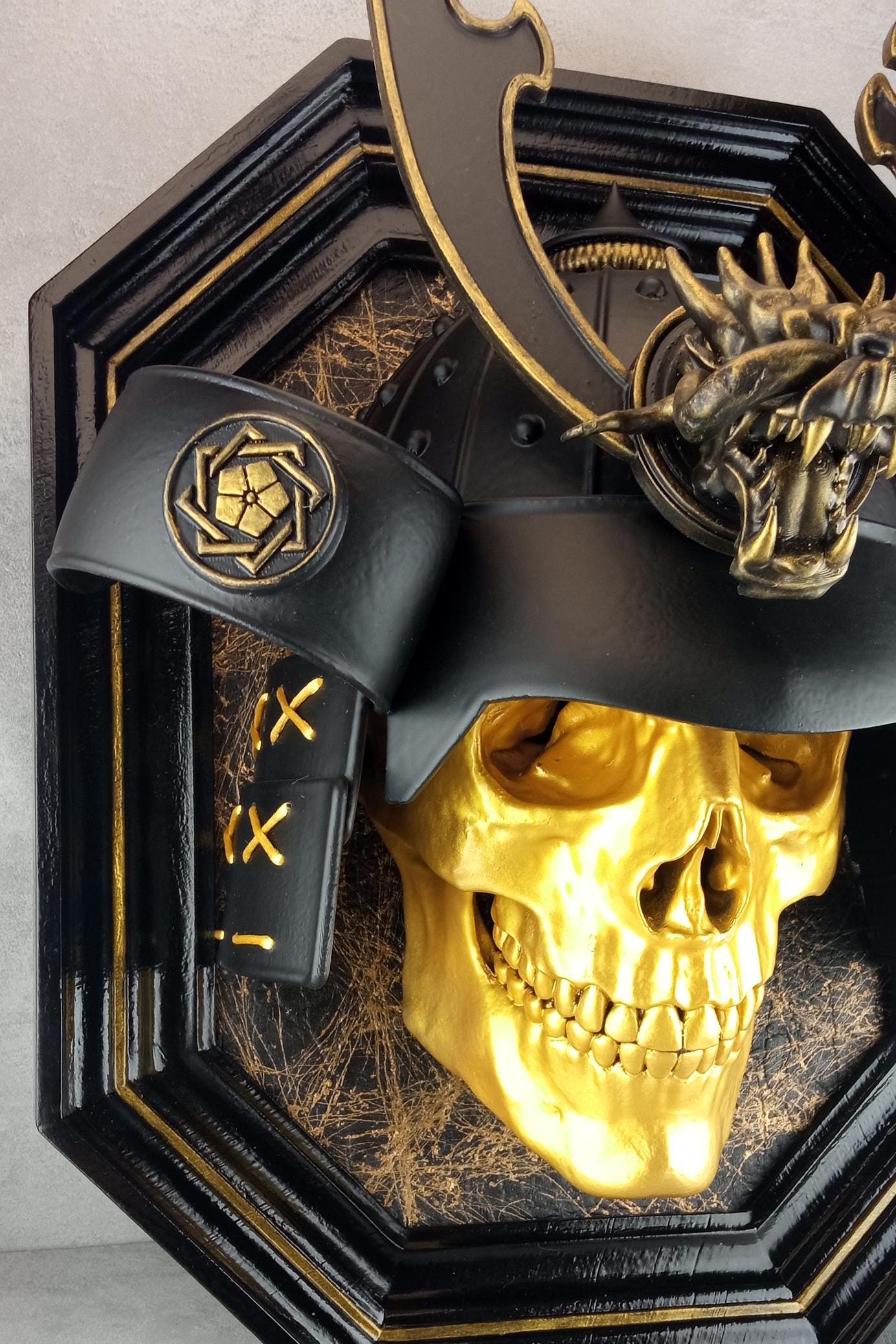 Wanddeko „Samurai-Totenkopf“ (goldfarbener Totenkopf)