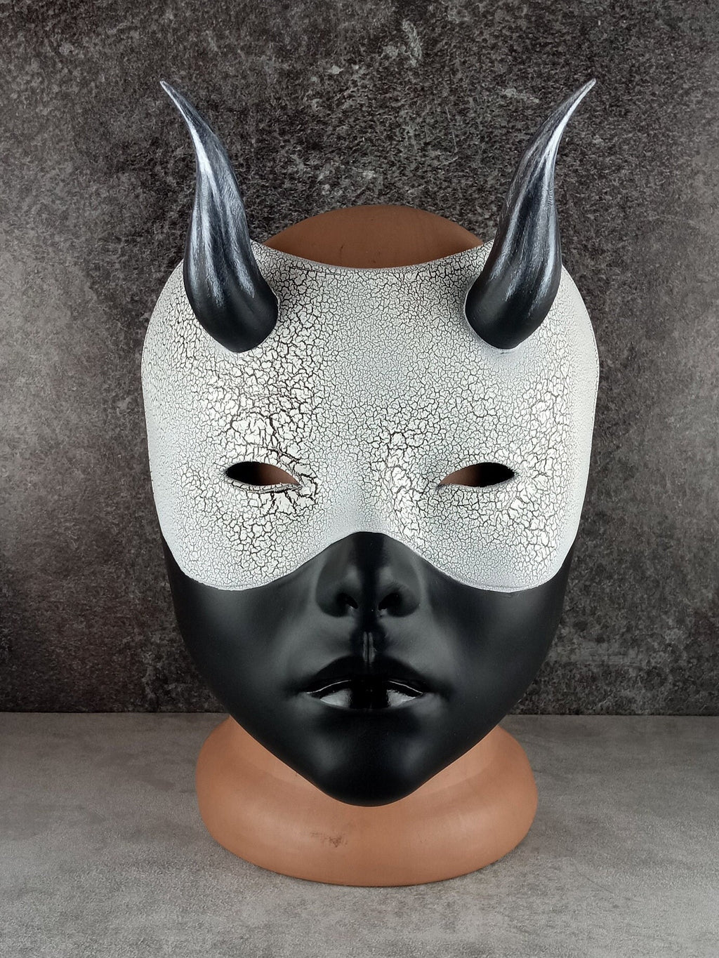 Geisha-Maske, Frauenmaske mit Hörnern, Hexenmaske, japanische Frauenmaske, schwarze Maske