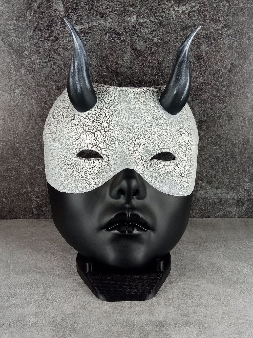 Geisha-Maske, Frauenmaske mit Hörnern, Hexenmaske, japanische Frauenmaske, schwarze Maske