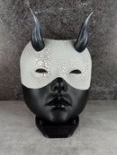 Geisha-Maske, Frauenmaske mit Hörnern, Hexenmaske, japanische Frauenmaske, schwarze Maske