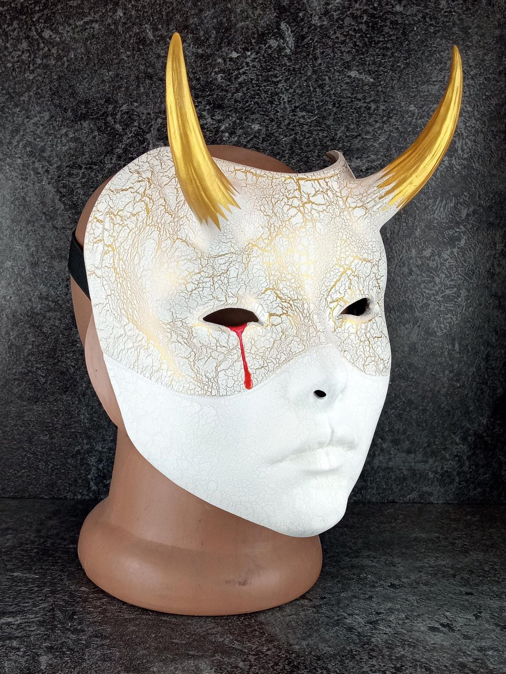 Weiße Geisha-Hexenmaske mit blutiger Träne