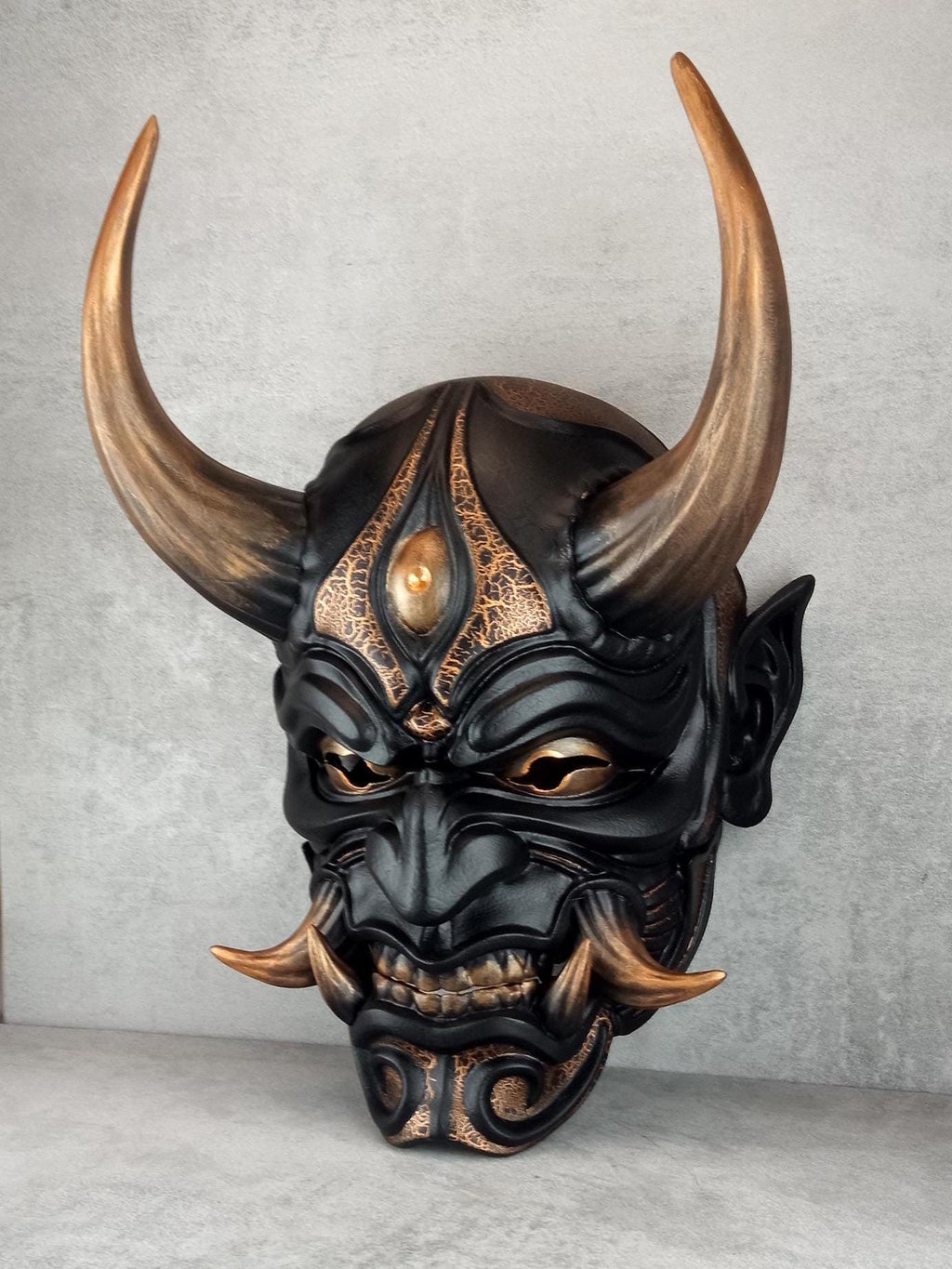 Bronzener Inseldämon – Traditionelle Hannya-Maske