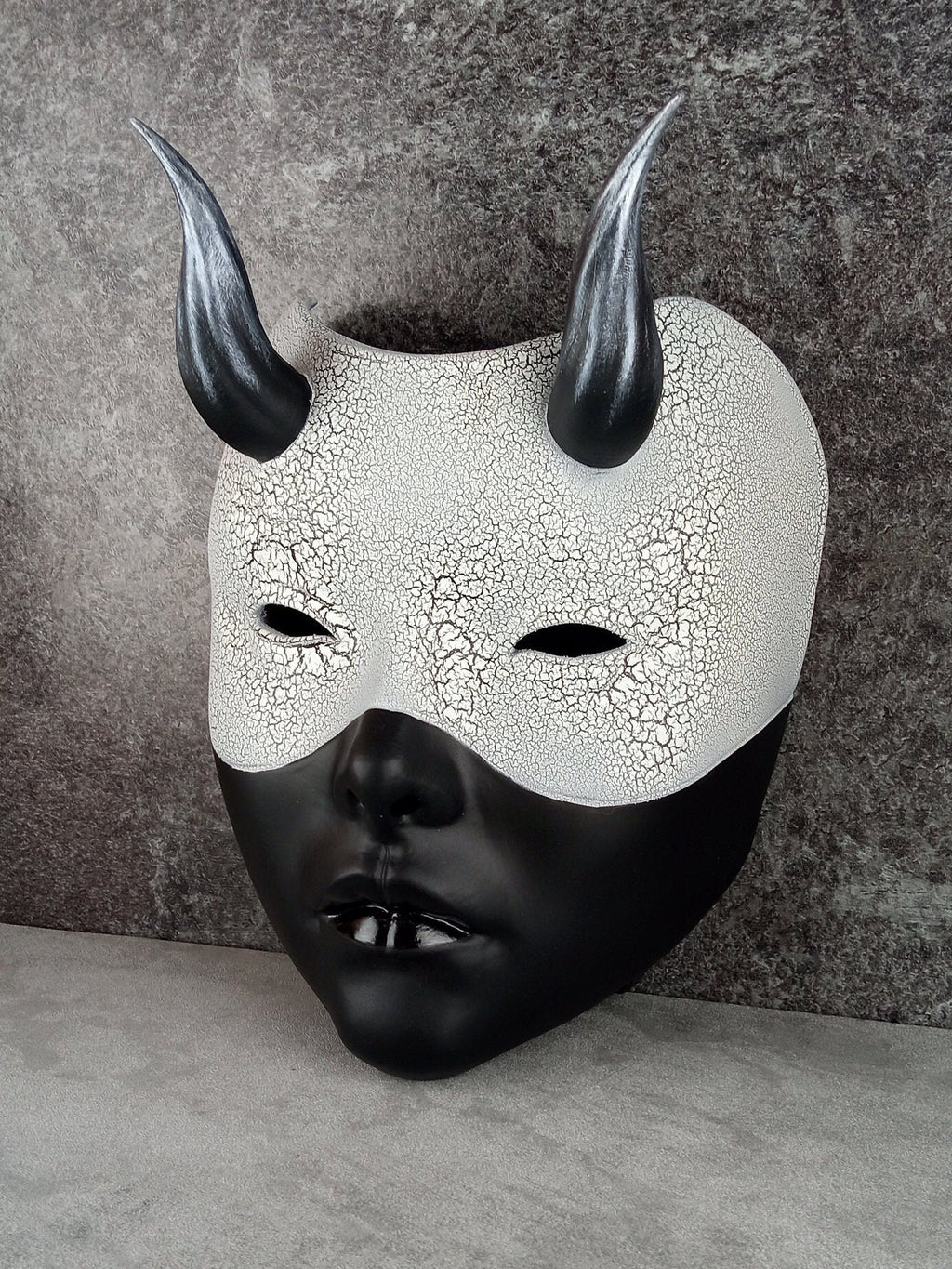 Geisha-Maske, Frauenmaske mit Hörnern, Hexenmaske, japanische Frauenmaske, schwarze Maske