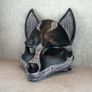 Schwarz-weiße gesprungene Kitsune-Halbmaske (Okami-Stil) – handgefertigte Fuchsgeist-Maske