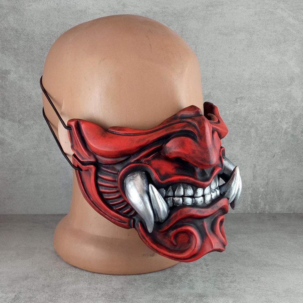 Traditionelle rote Samurai-Halbmaske mit silbernen Reißzähnen