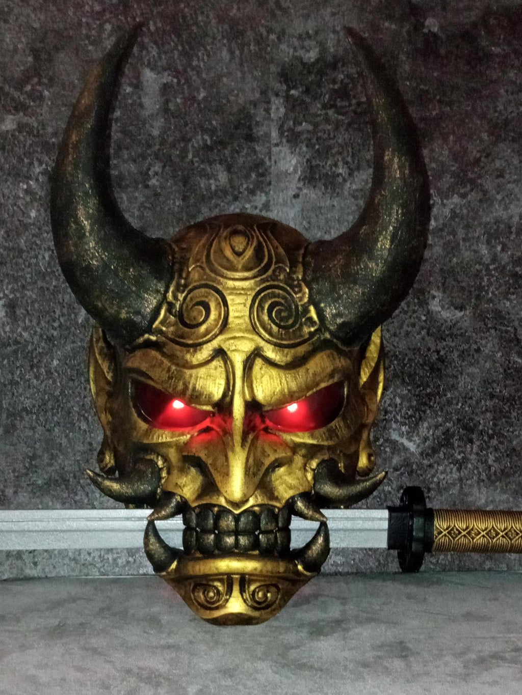 Japanische Oni-Maske mit Lichtern tragbar, Goldene Maske Hannya, Maske mit Samurai-Tanto-Dolch, Dämonenmaske, Wanddekoration, Oni-Maske mit Seil
