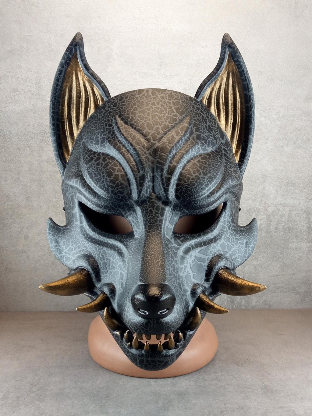 Rissige graue Kitsune (Okami)-Maske mit bronzenen Reißzähnen