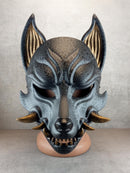 Rissige graue Kitsune (Okami)-Maske mit bronzenen Reißzähnen