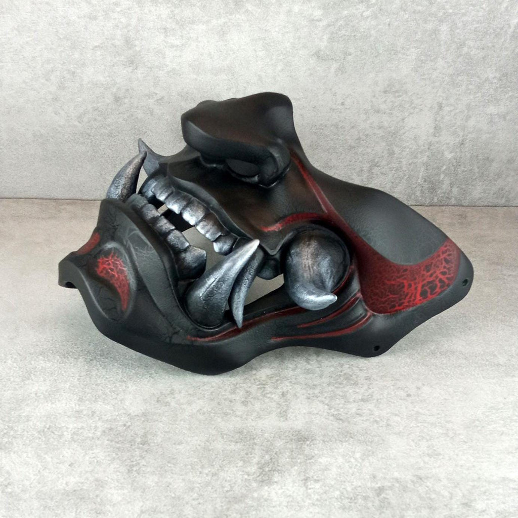 Traditionelle Samurai-Halbmaske – „Schwelende Flamme“ (Rot &amp; Schwarz)