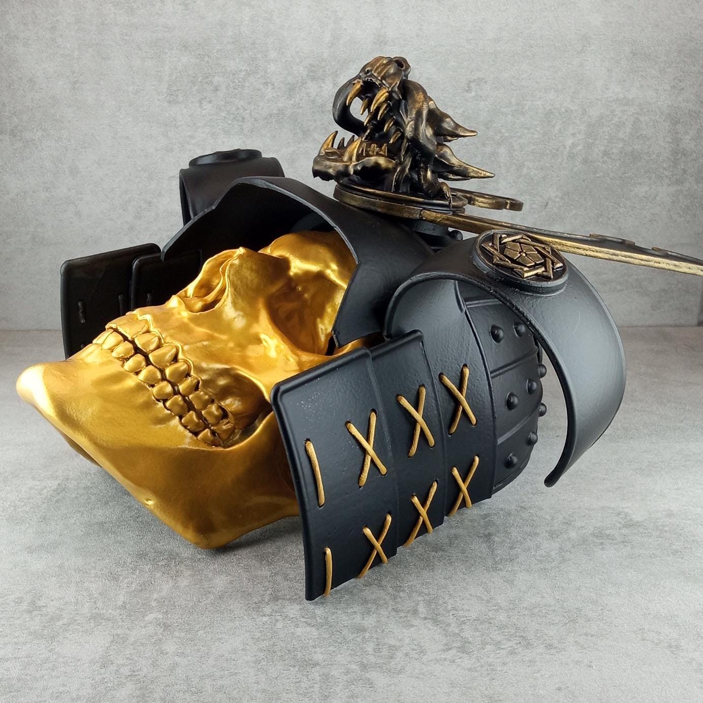 Wanddeko „Samurai-Totenkopf“ (goldfarbener Totenkopf)