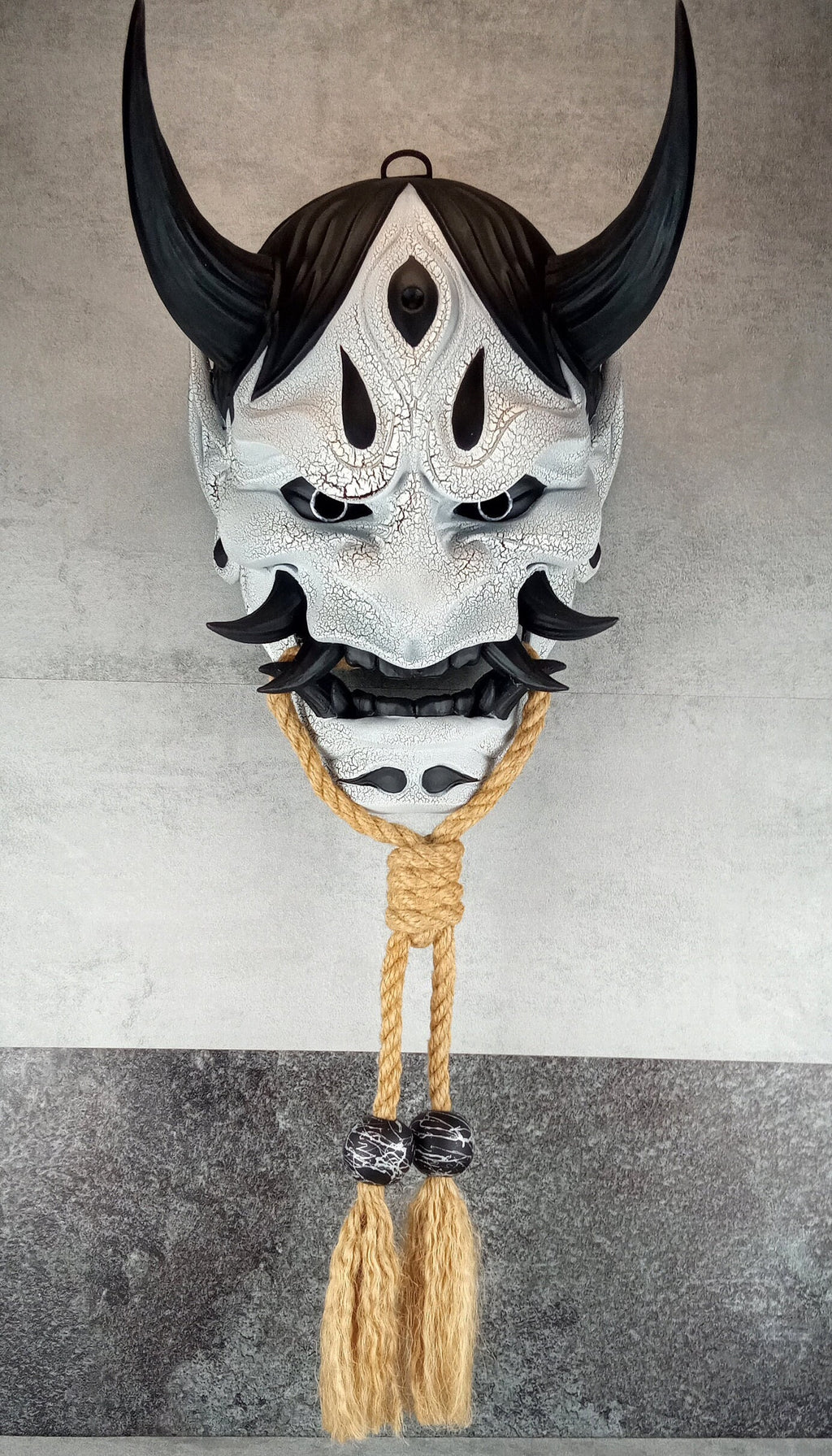Schwarz-weiße Maske mit Rissen, Traditionelle japanische Hannya-Maske, Samurai-Maske, Tragbare Maske, Dämonenmaske, Oni-Maske, Wanddekoration, Oni-Maske mit Seil