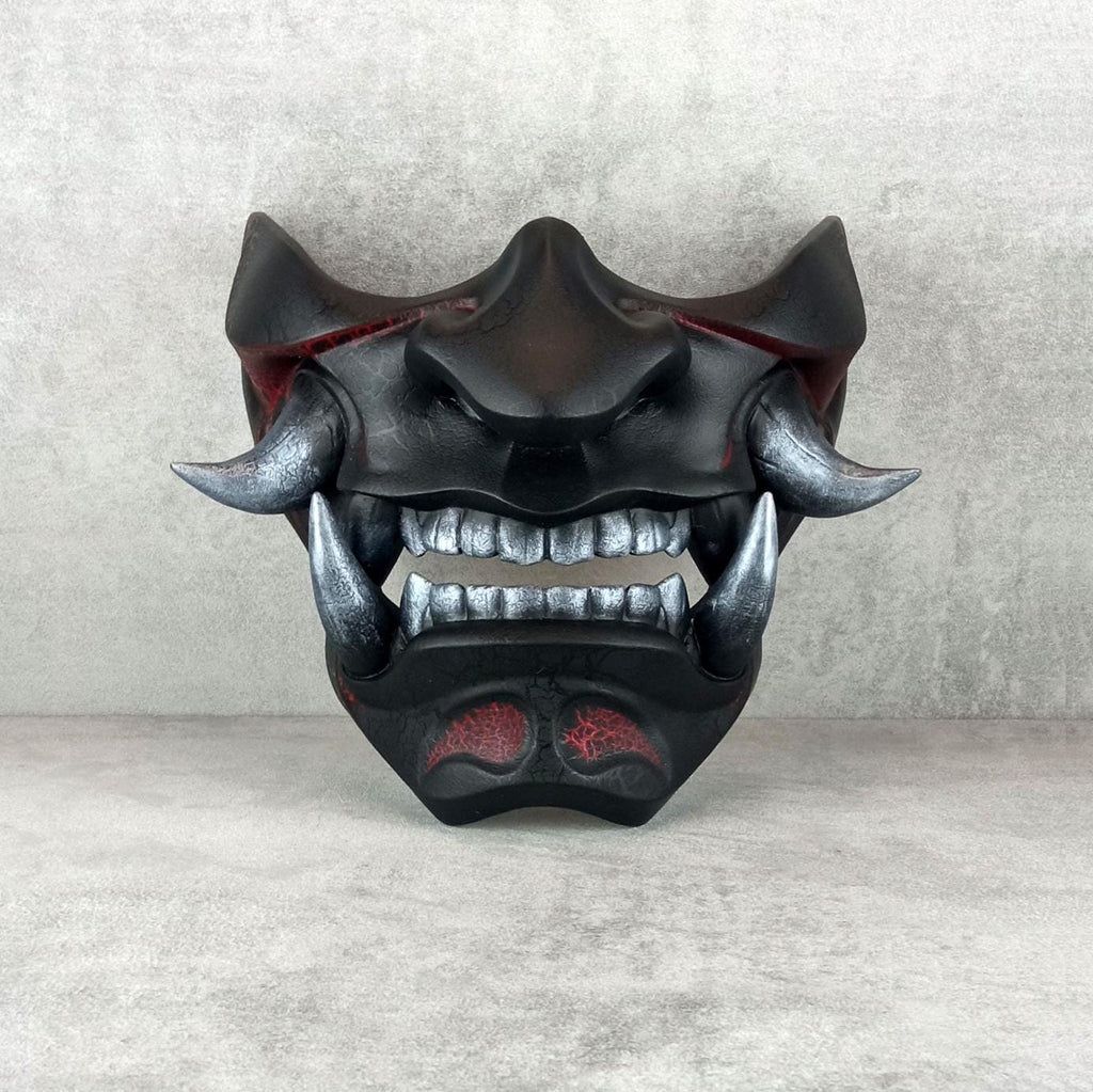 Traditionelle Samurai-Halbmaske – „Schwelende Flamme“ (Rot &amp; Schwarz)
