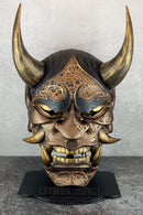 Schwarze und goldene rissige traditionelle Hannya-Maske mit großen schwarzen Augenbrauen