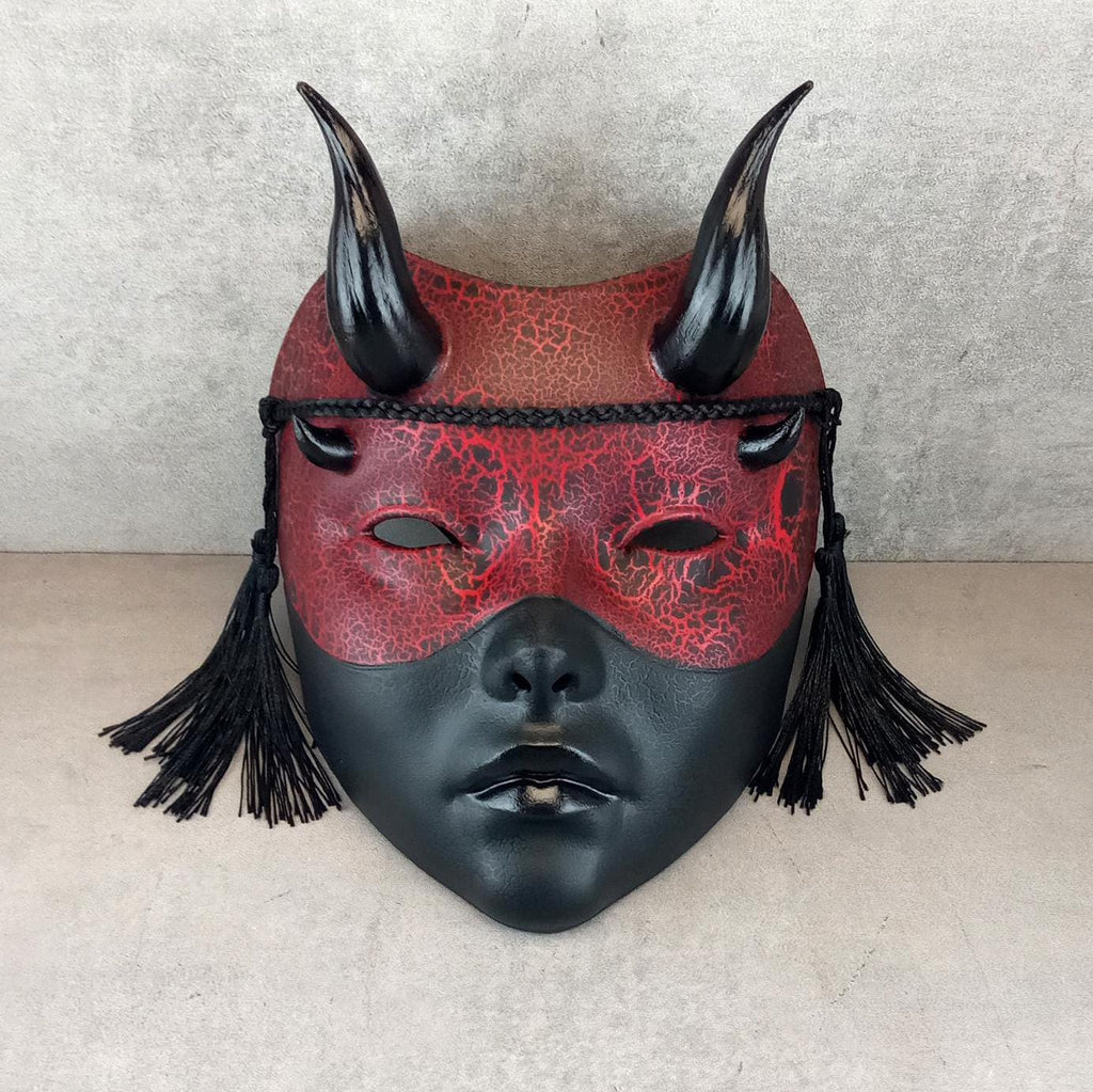 Rot-schwarze Geisha-Hexenmaske mit Rissen und glänzenden schwarzen Hörnern