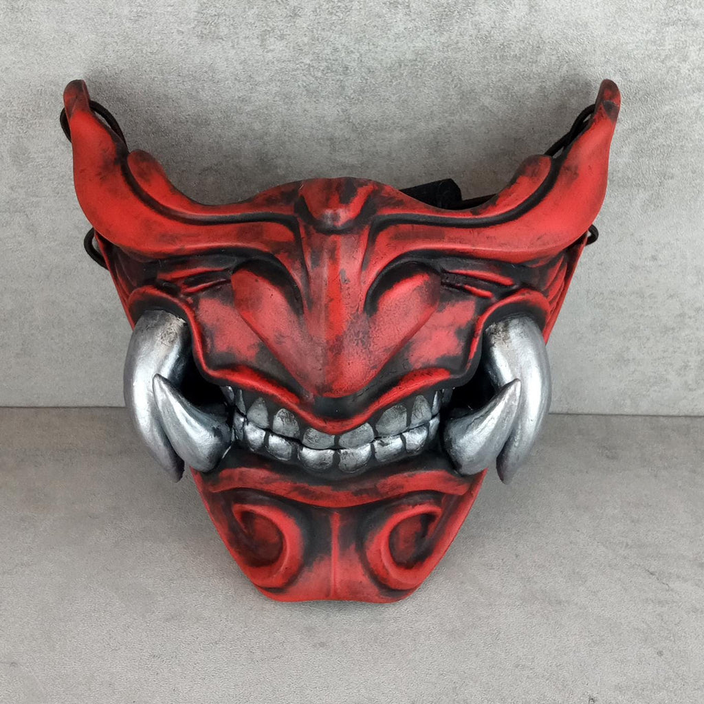Traditionelle rote Samurai-Halbmaske mit silbernen Reißzähnen
