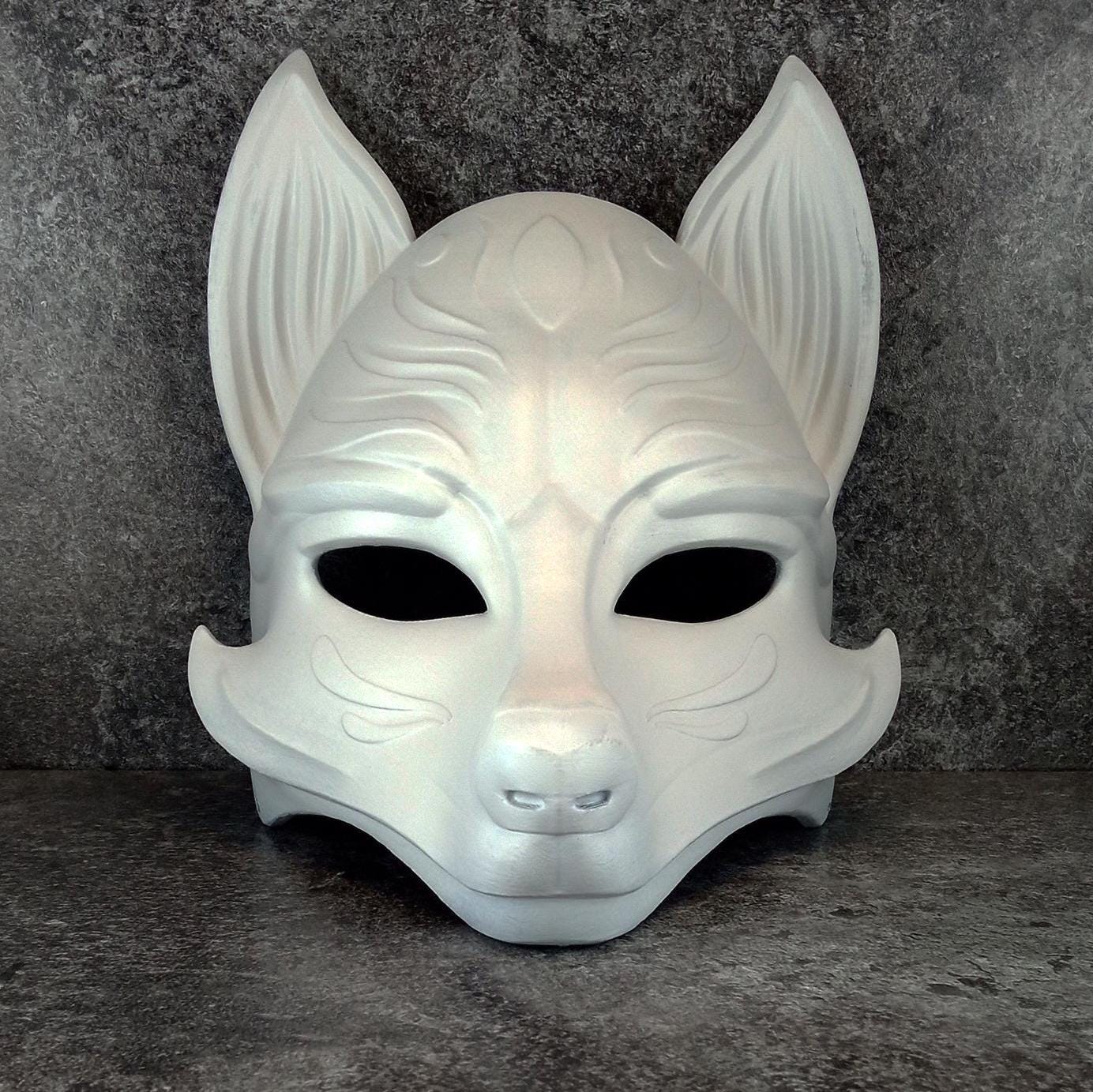 Graue Okami-Maske mit Rissen, graue Kitsune-Maske, traditionelle japanische Maske, Youkai-Maske, Wolfsmaske, Fuchsmaske