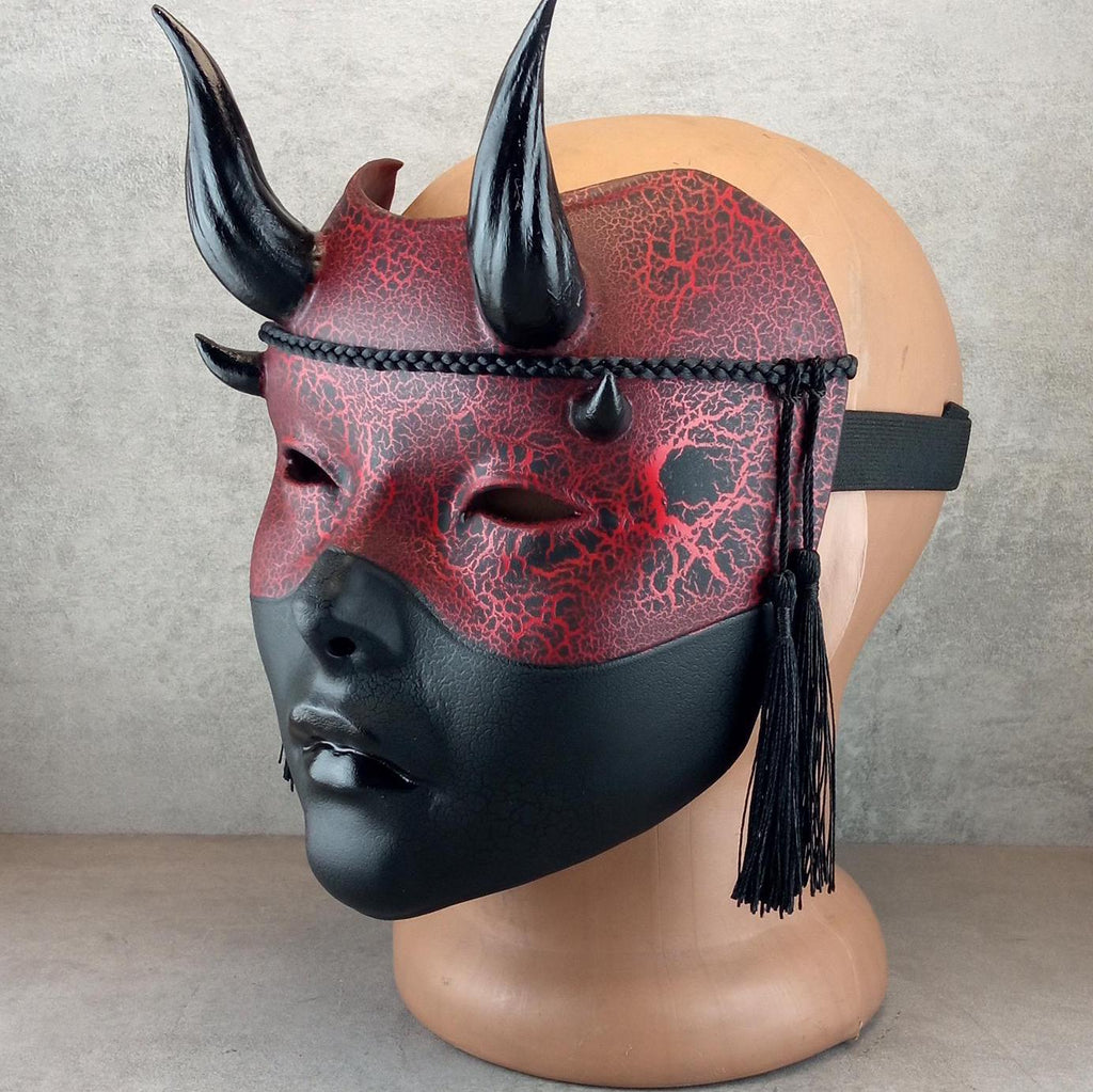 Rot-schwarze Geisha-Hexenmaske mit Rissen und glänzenden schwarzen Hörnern