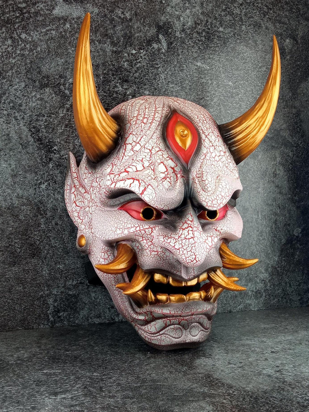 Traditionelle japanische Hannya-Maske – Rot-weißer Cracked-Dämonen-Vampir-Stil