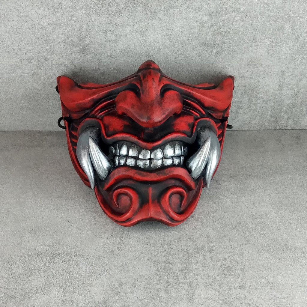 Traditionelle rote Samurai-Halbmaske mit silbernen Reißzähnen