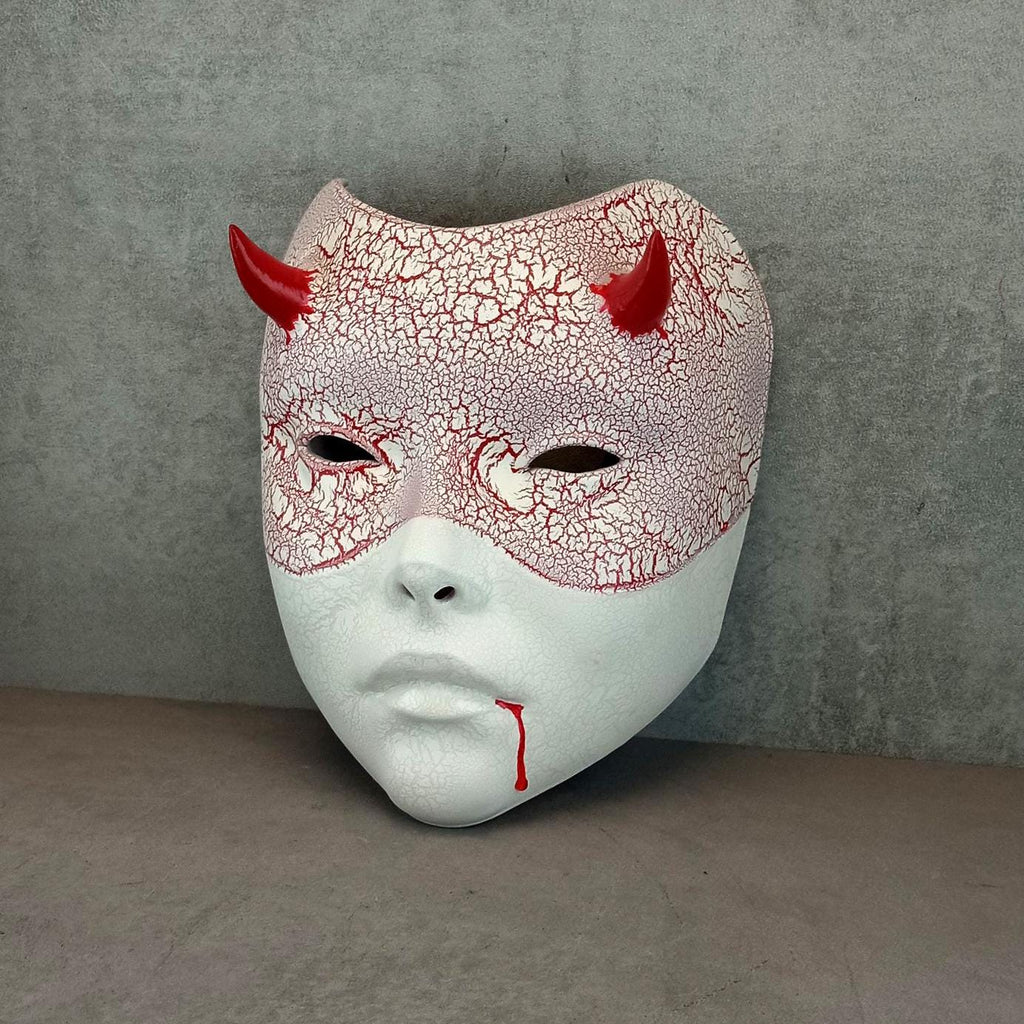 Weiße Geisha-Maske (Hexenmaske) mit roten Rissen – Blut aus dem Mund