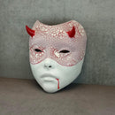 Weiße Geisha-Maske (Hexenmaske) mit roten Rissen – Blut aus dem Mund