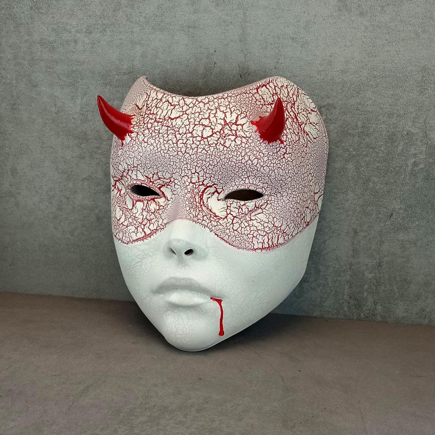 Weiße Geisha-Maske (Hexenmaske) mit roten Rissen – Blut aus dem Mund
