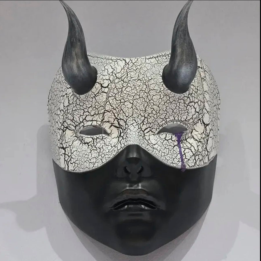 Geisha-Maske, Frauenmaske mit Hörnern, Hexenmaske, japanische Frauenmaske, schwarze Maske
