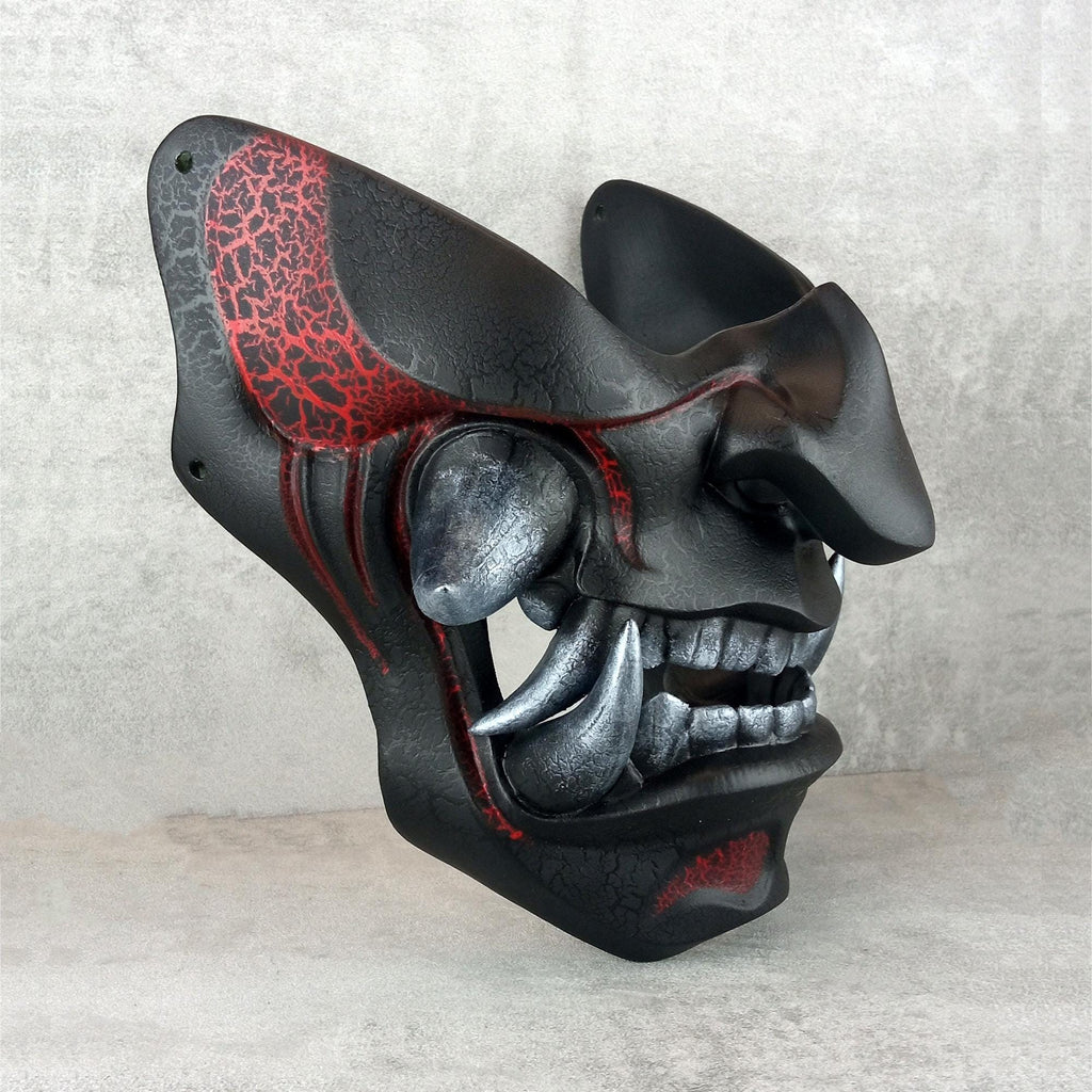 Traditionelle Samurai-Halbmaske – „Schwelende Flamme“ (Rot &amp; Schwarz)