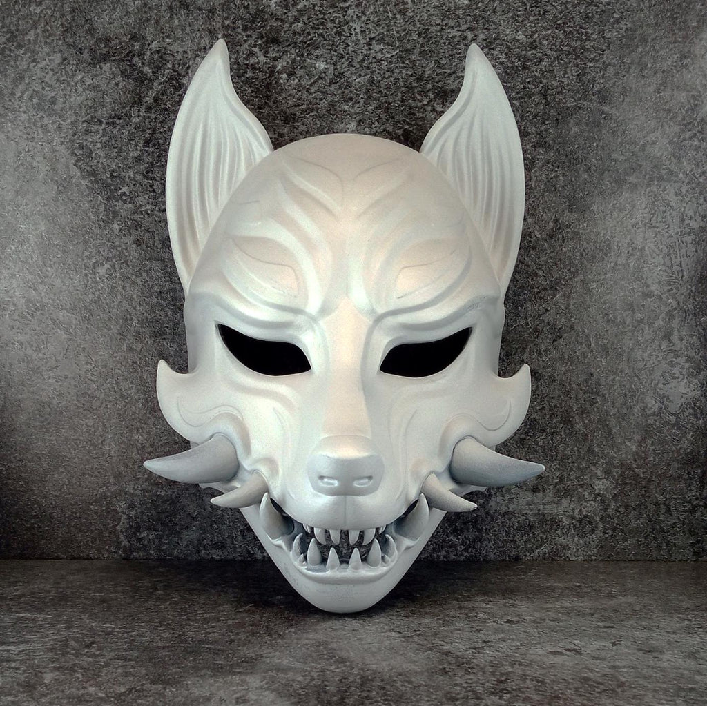 Rissige graue Kitsune (Okami)-Maske mit bronzenen Reißzähnen
